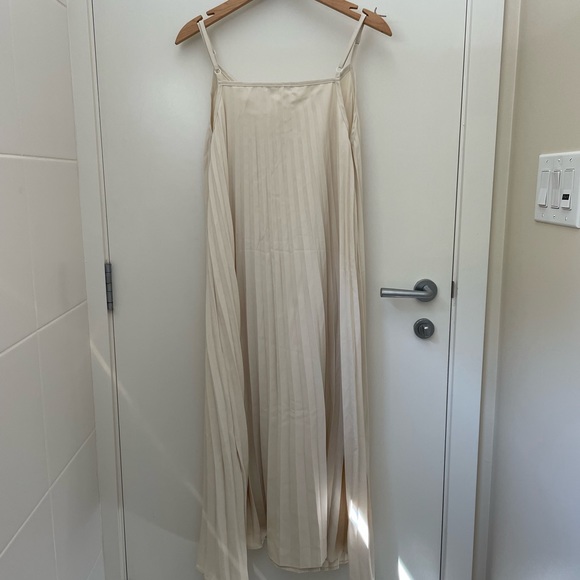 Pleated maxi shift dress - Picture 3 of 4